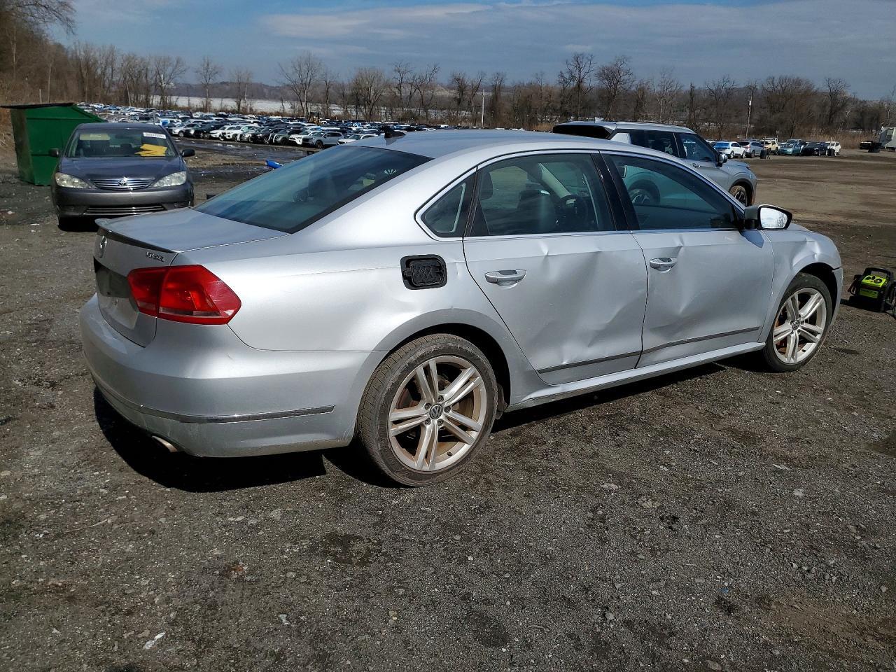2014 VOLKSWAGEN Passat