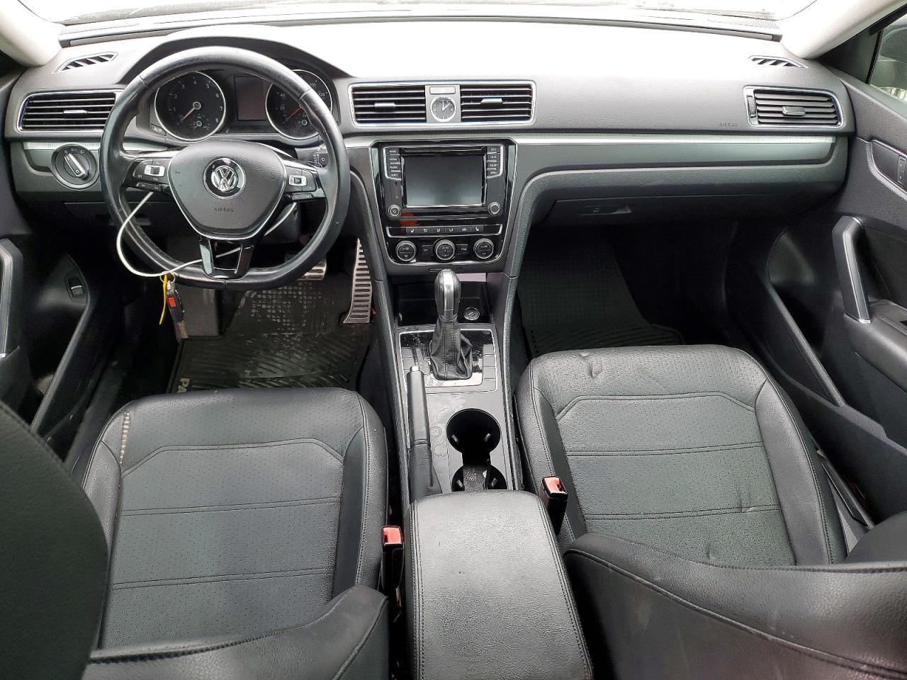 2017 VOLKSWAGEN Passat