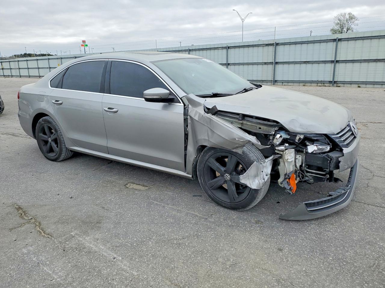 2013 VOLKSWAGEN Passat