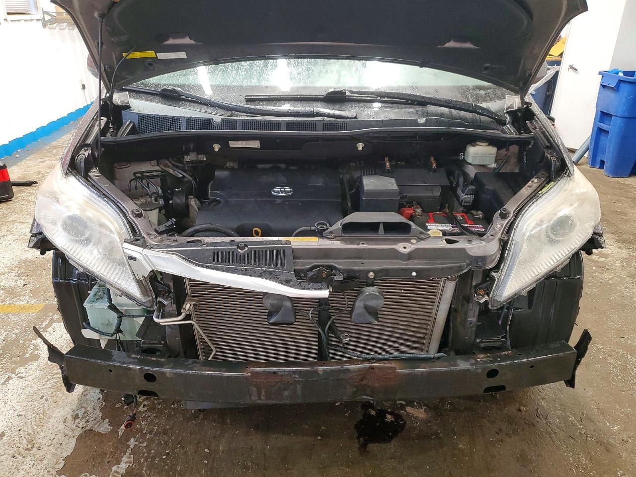 2012 TOYOTA SIENNA