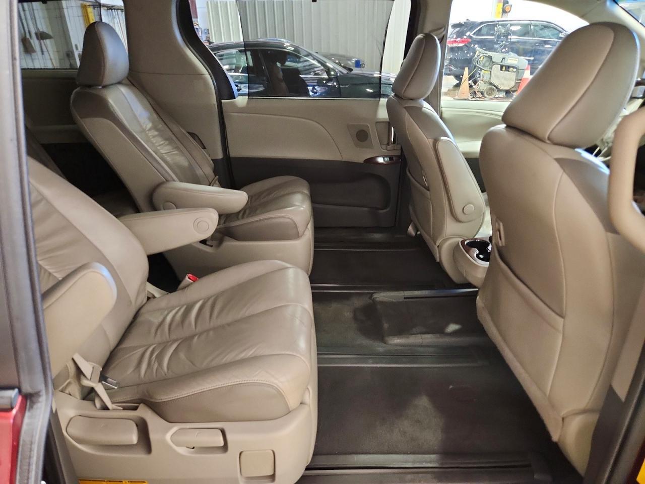 2011 TOYOTA SIENNA