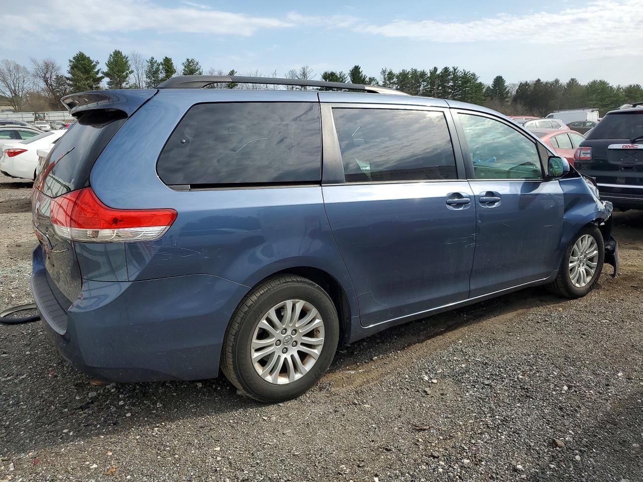 2013 TOYOTA SIENNA