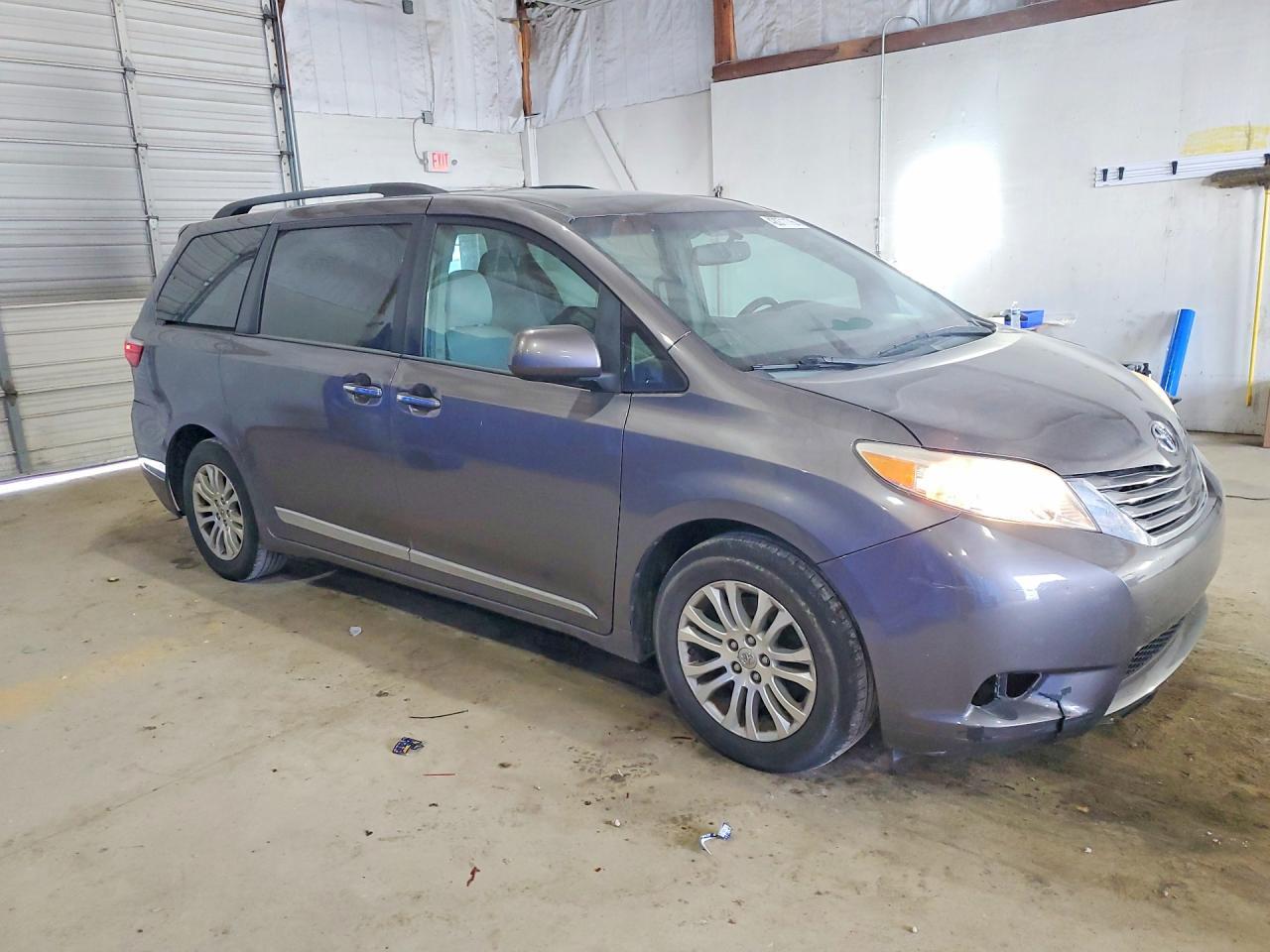 2015 TOYOTA SIENNA
