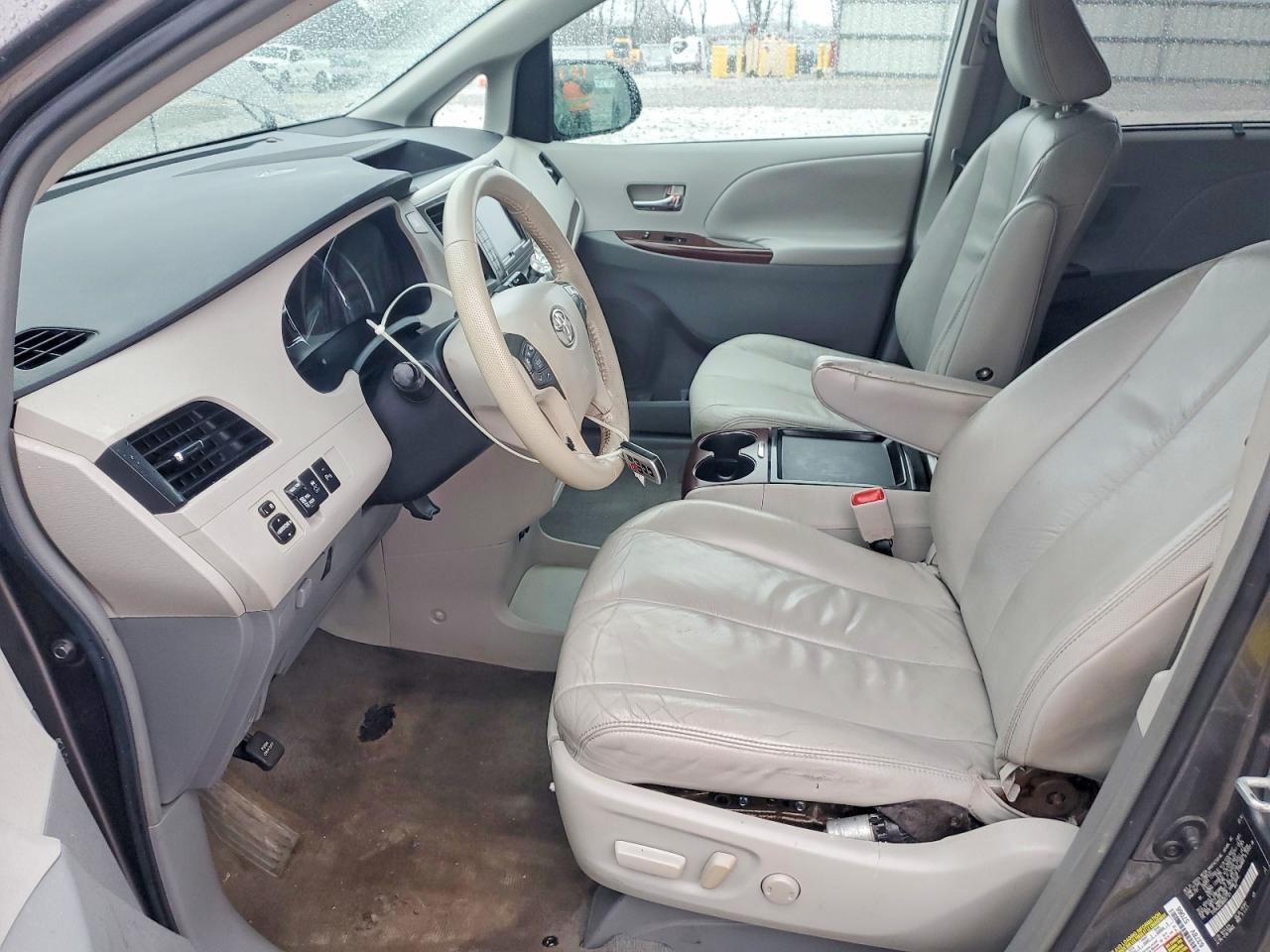 2011 TOYOTA SIENNA