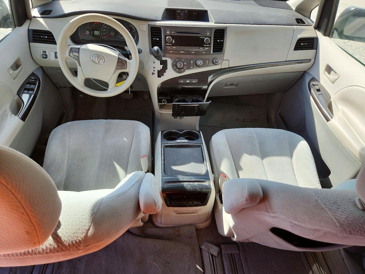 2011 TOYOTA SIENNA