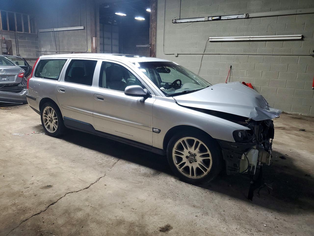 2001 VOLVO V70