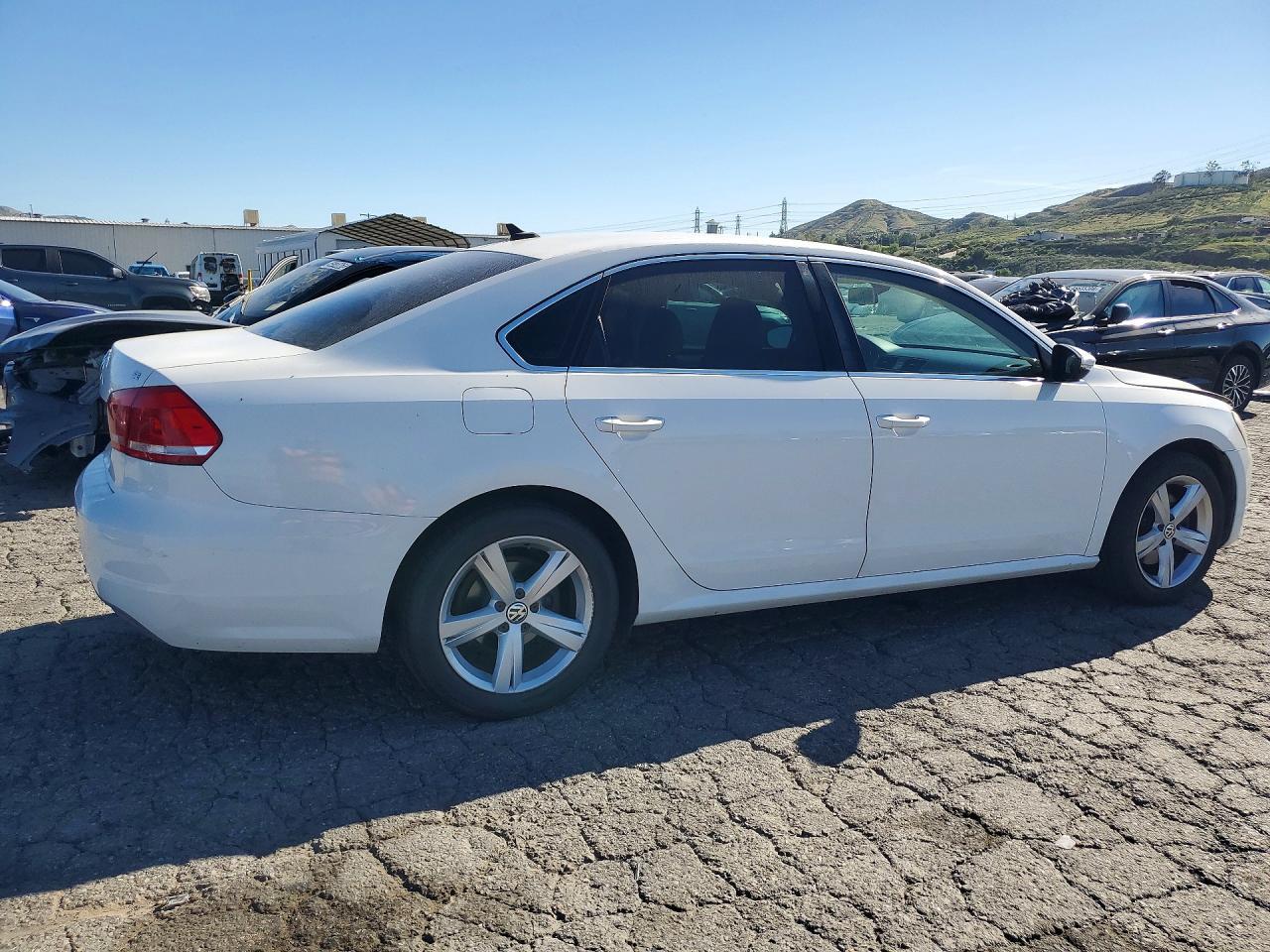 2012 VOLKSWAGEN Passat