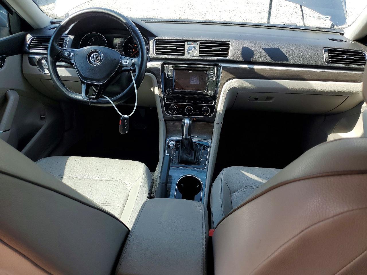 2017 VOLKSWAGEN Passat