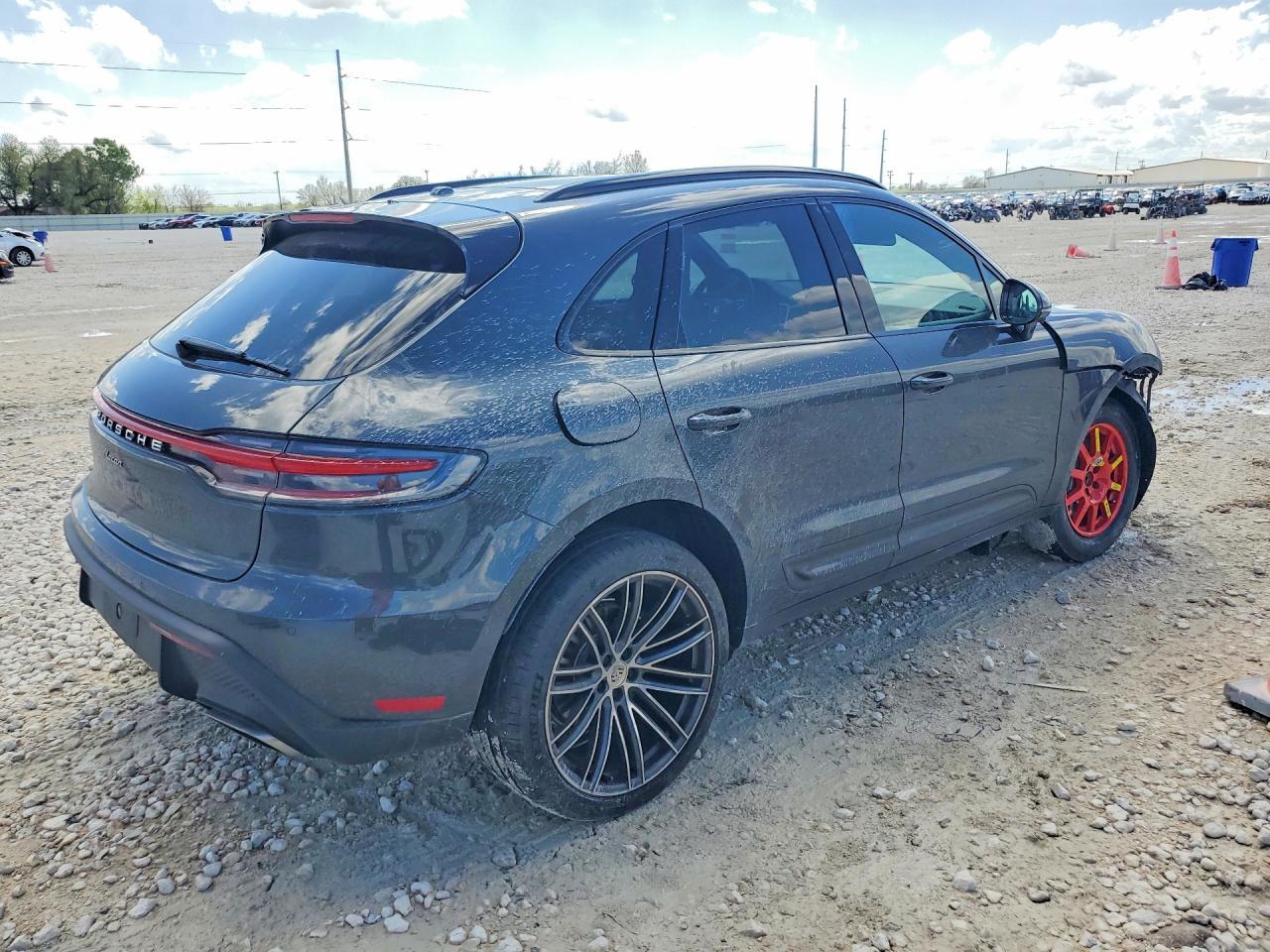 2025 PORSCHE Macan
