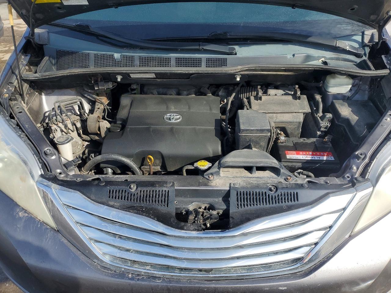 2011 TOYOTA SIENNA