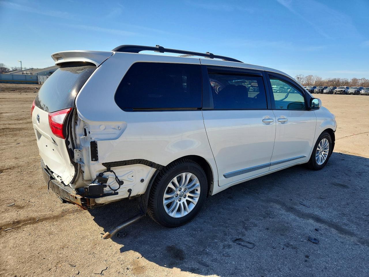 2016 TOYOTA SIENNA
