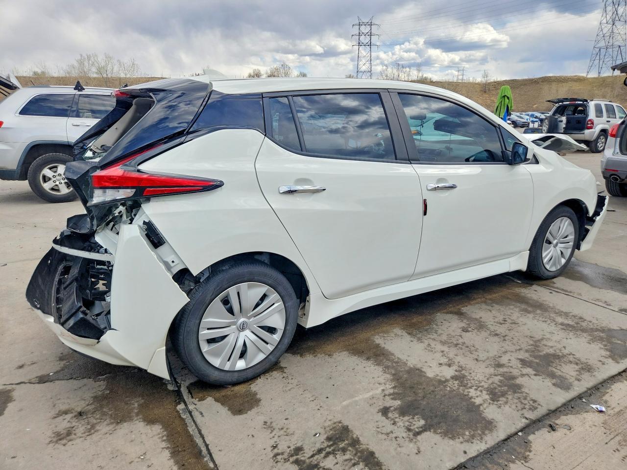 2025 NISSAN LEAF
