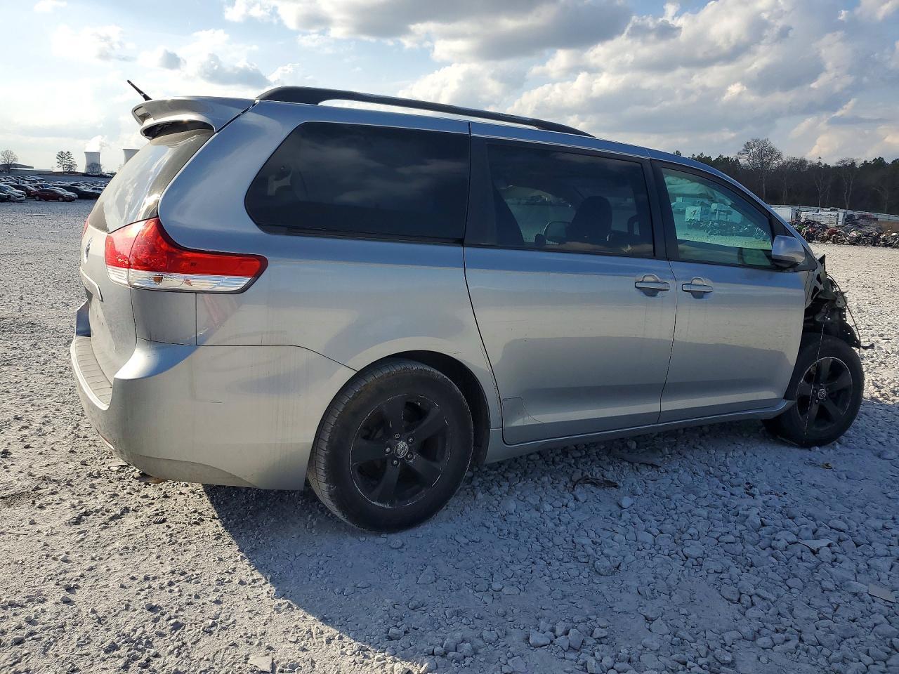 2011 TOYOTA SIENNA