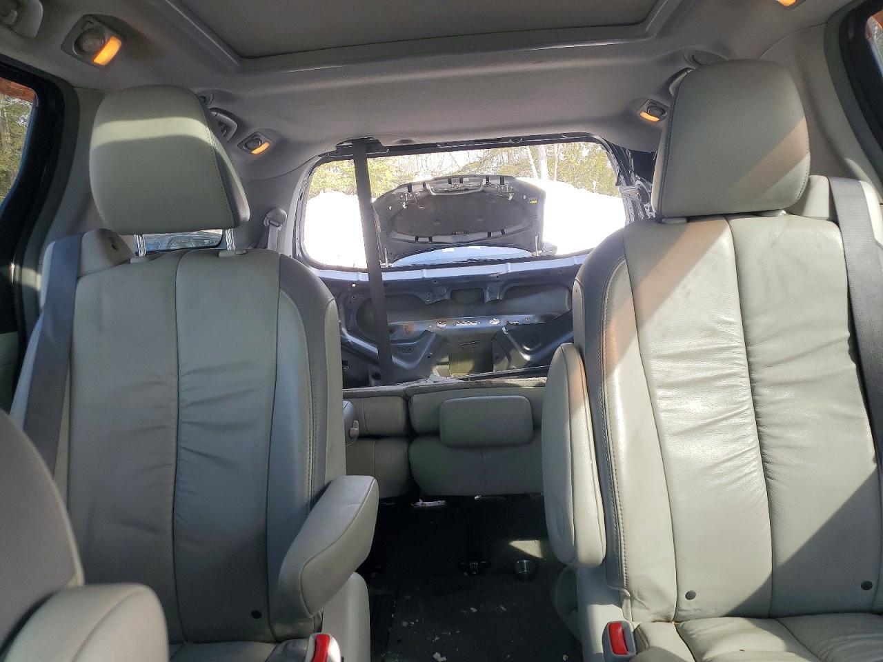 2011 TOYOTA SIENNA