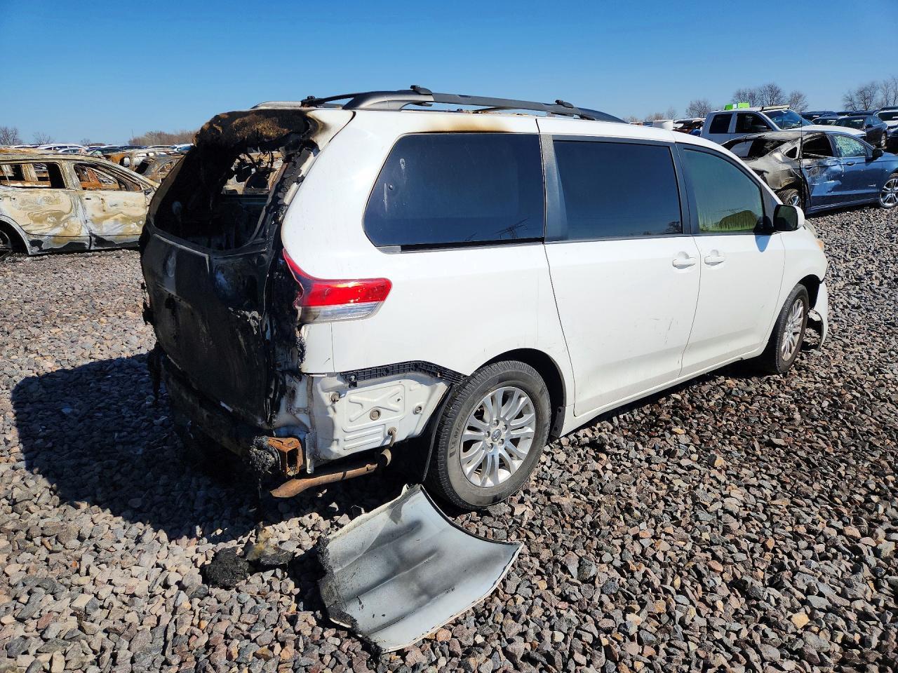 2014 TOYOTA SIENNA
