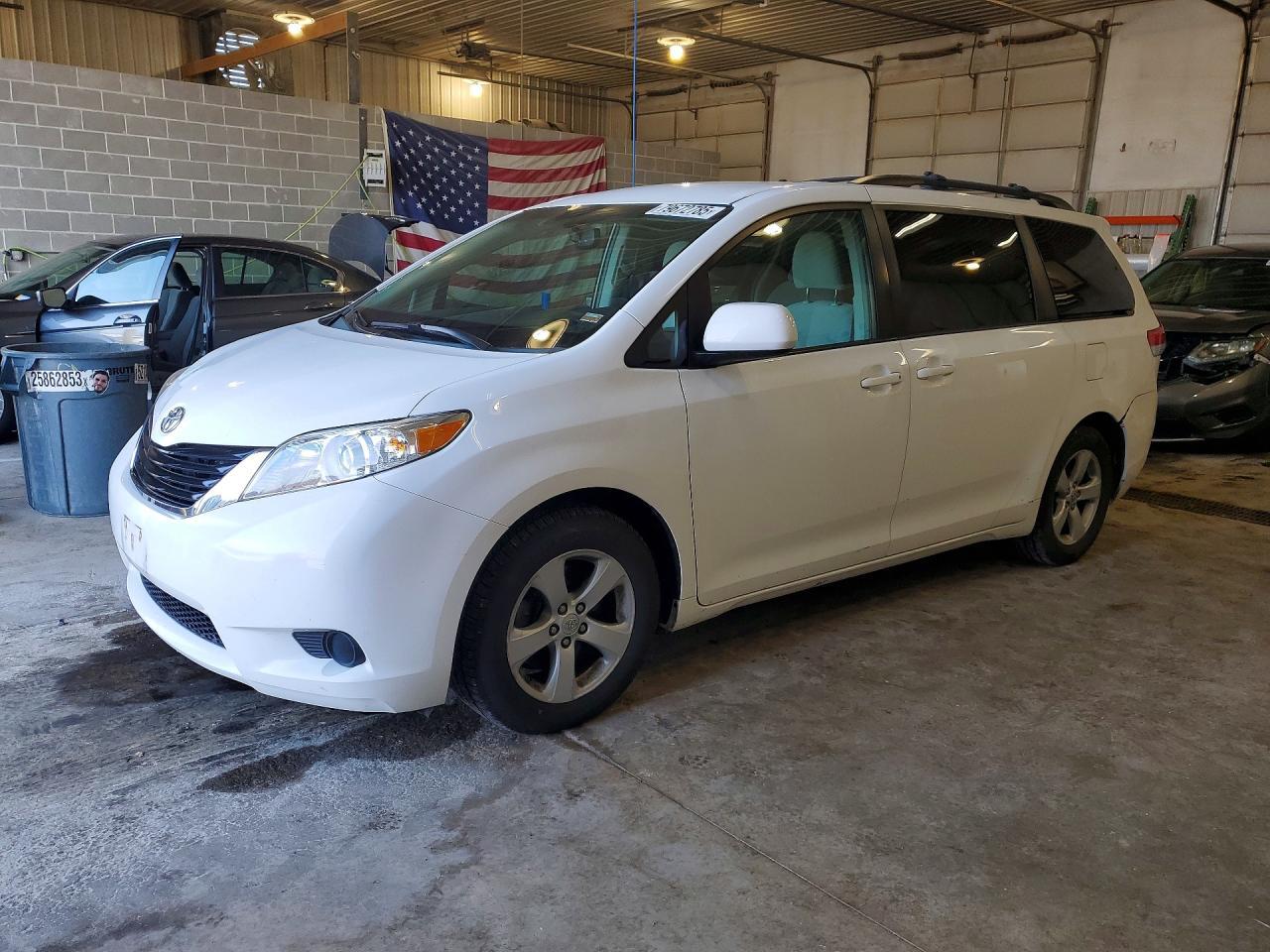 2011 TOYOTA SIENNA