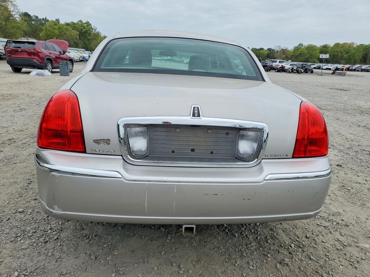 2011 LINCOLN Town Car