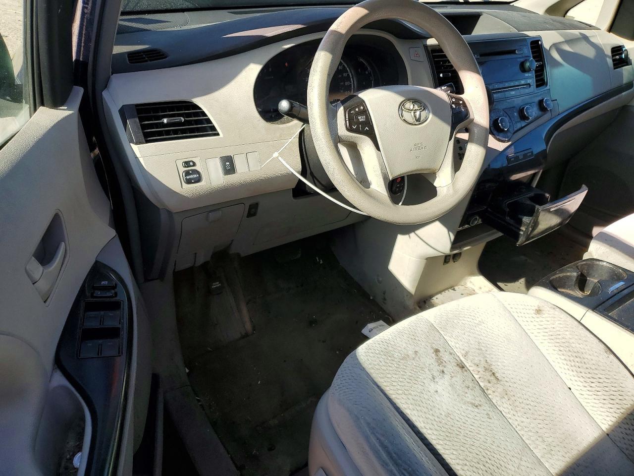 2011 TOYOTA SIENNA
