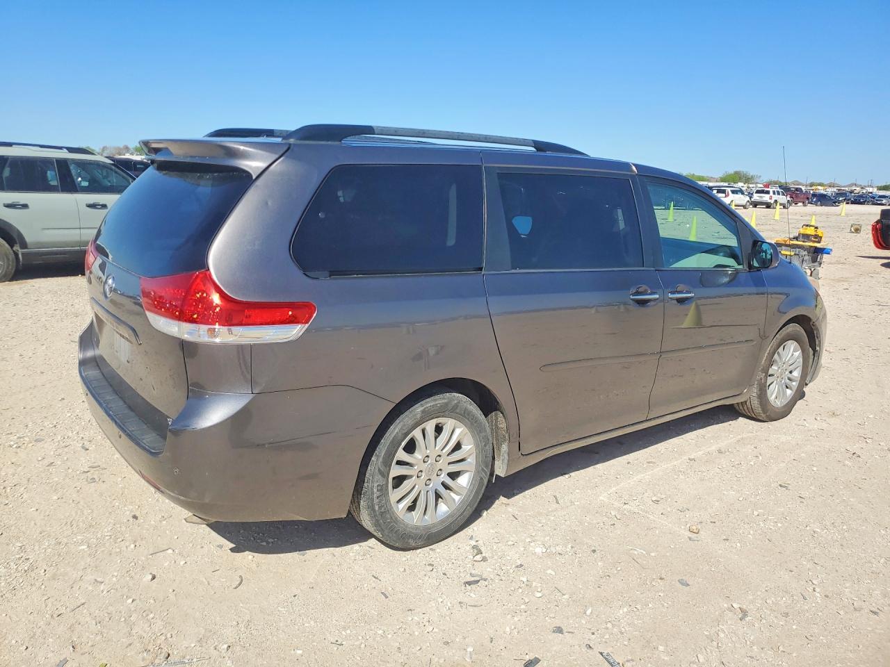 2014 TOYOTA SIENNA