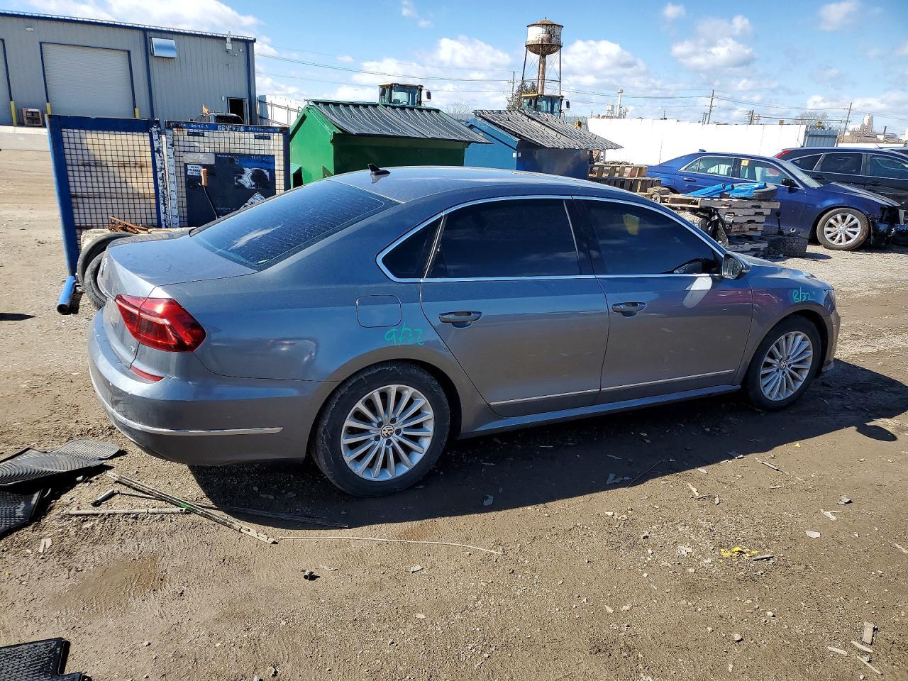 2017 VOLKSWAGEN Passat