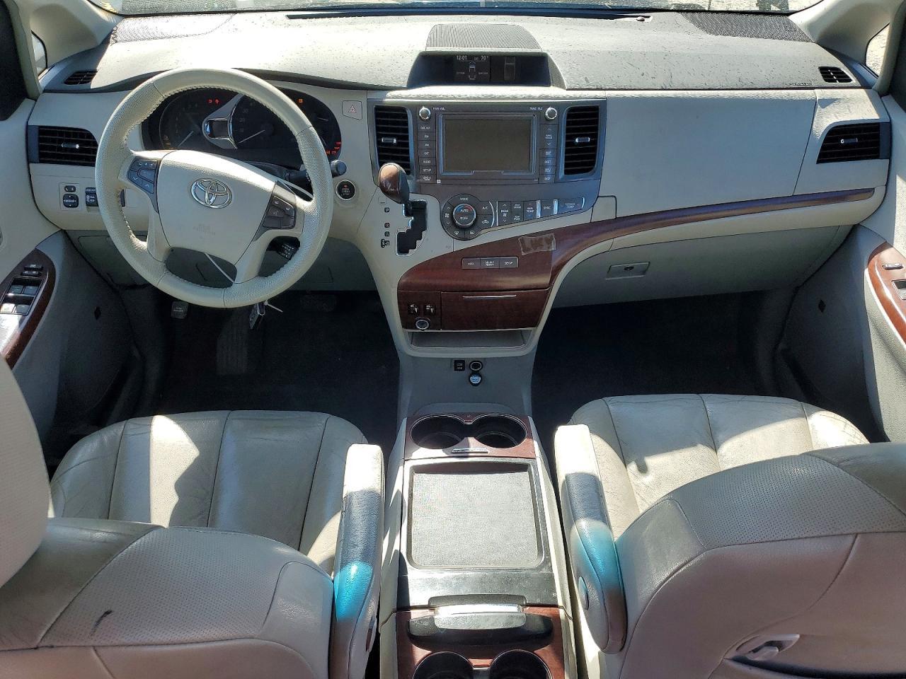 2011 TOYOTA SIENNA