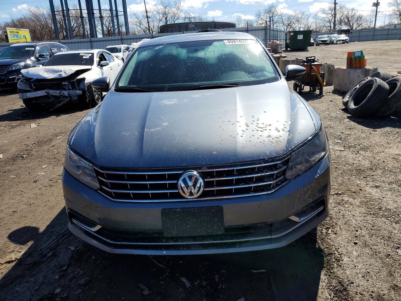 2017 VOLKSWAGEN Passat