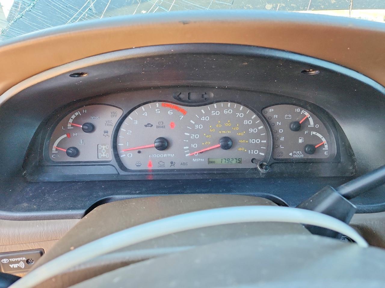 2004 TOYOTA Sequoia