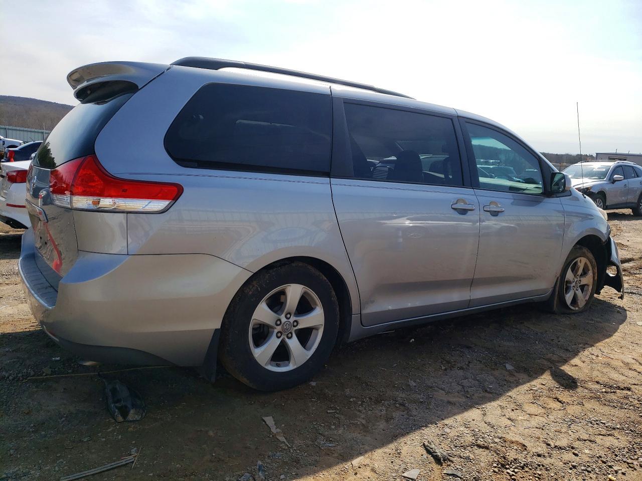 2011 TOYOTA SIENNA