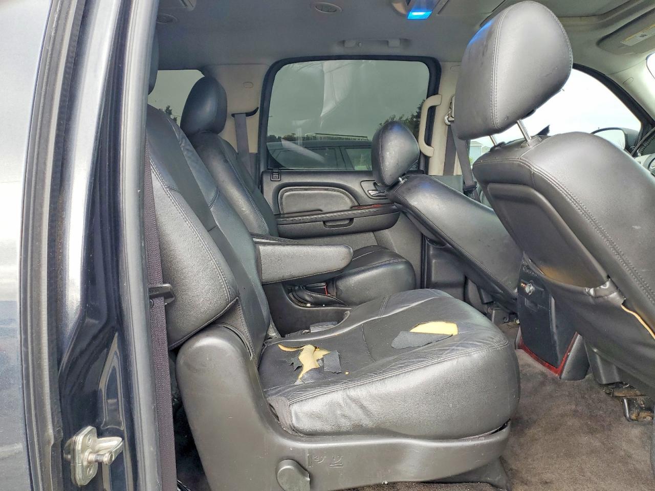 2011 CADILLAC Escalade ESV