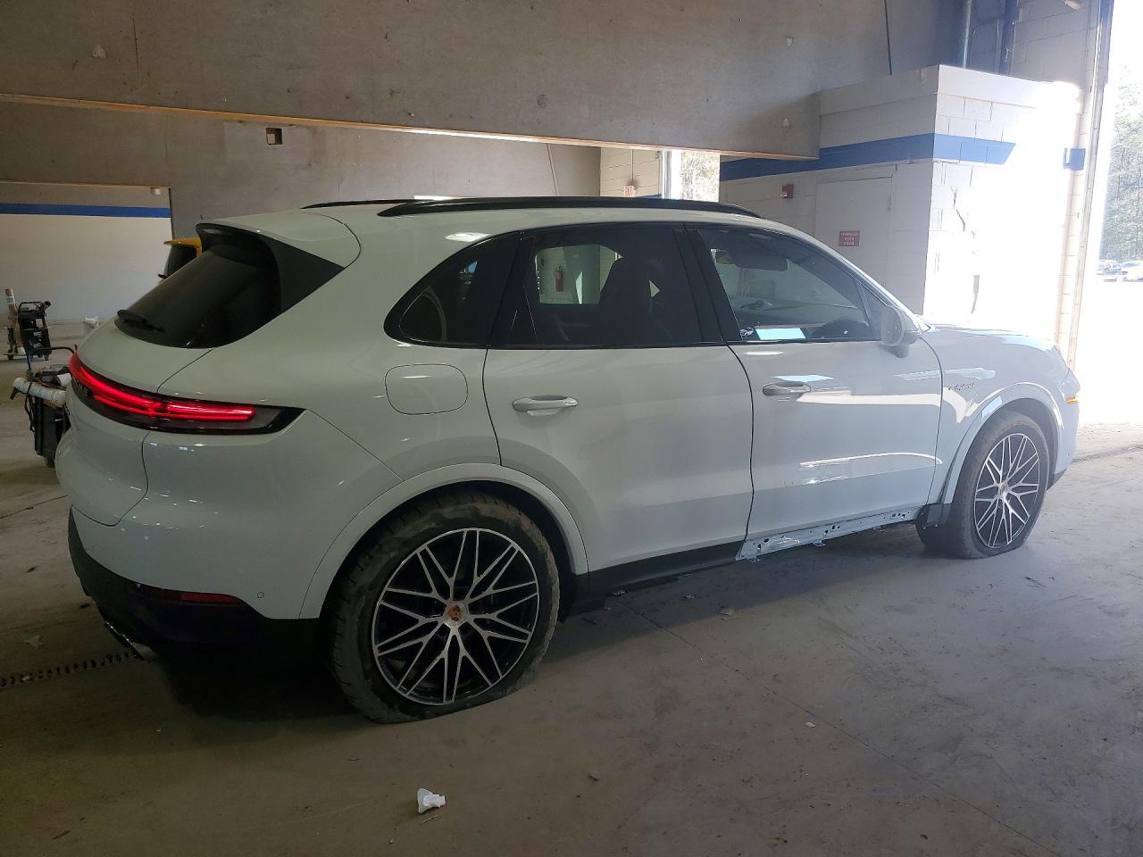 2025 PORSCHE CAYENNE