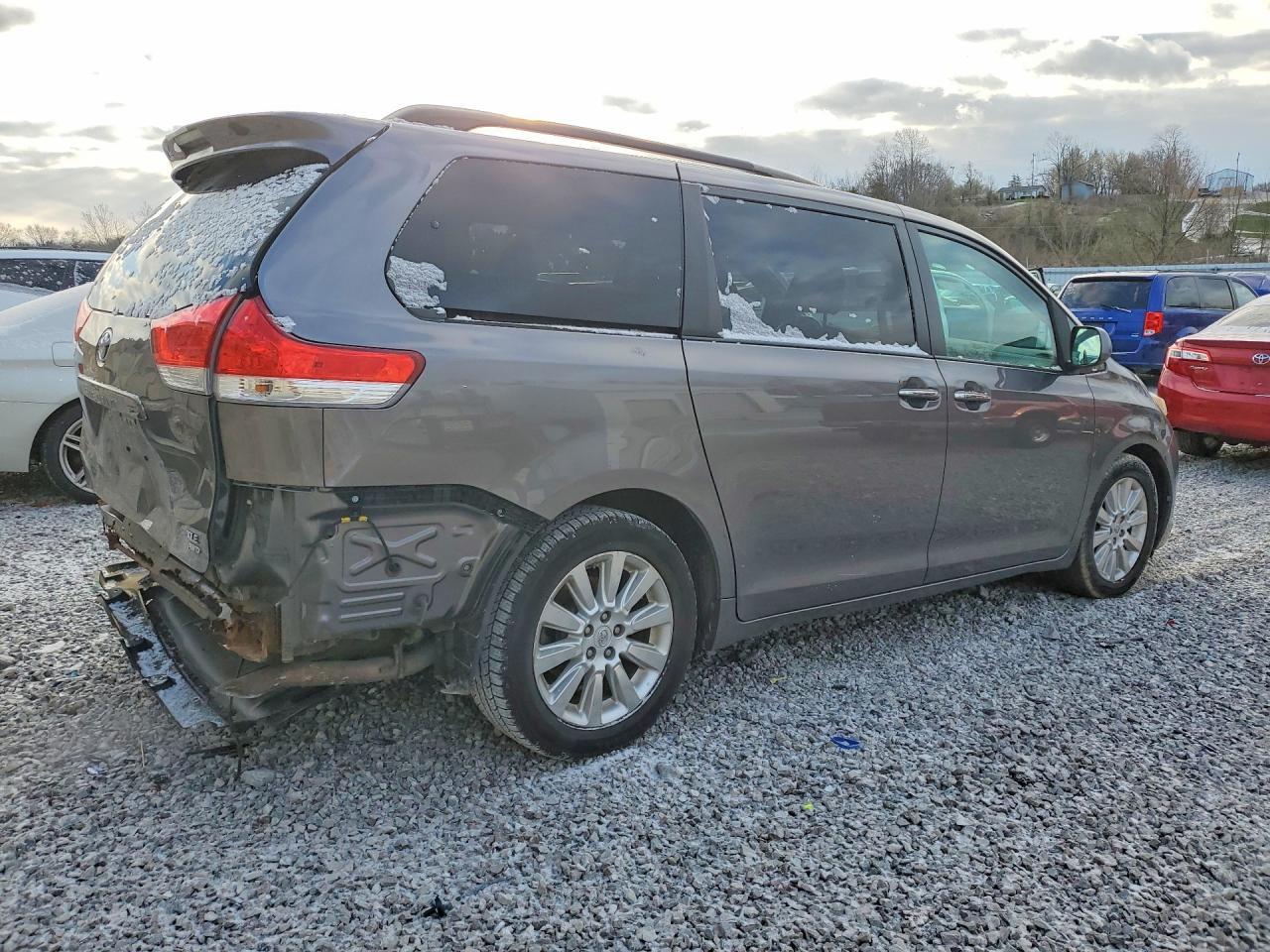 2011 TOYOTA SIENNA