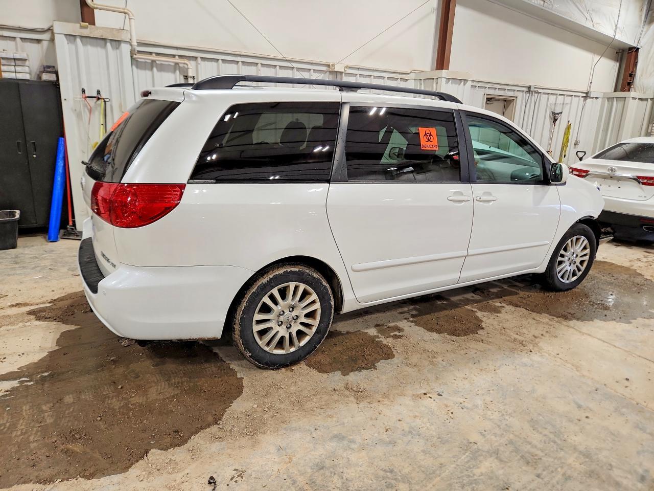 2010 TOYOTA SIENNA
