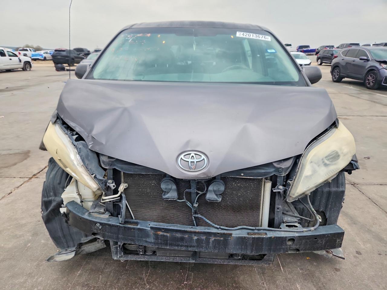 2012 TOYOTA SIENNA