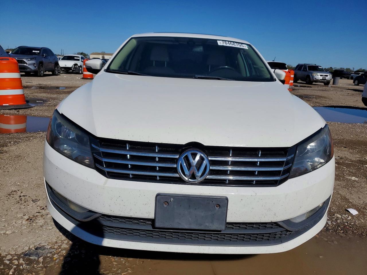 2014 VOLKSWAGEN Passat
