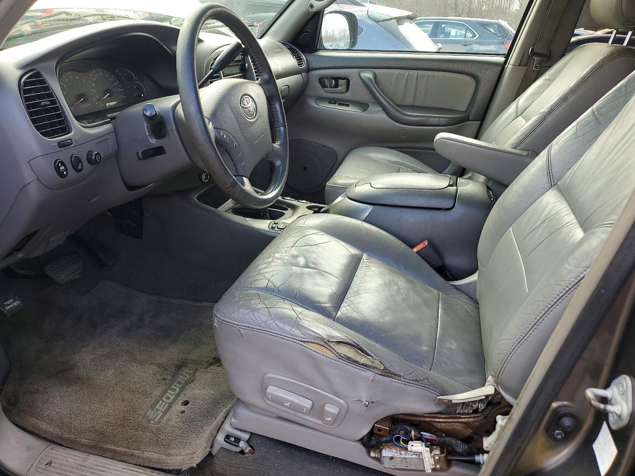 2004 TOYOTA Sequoia