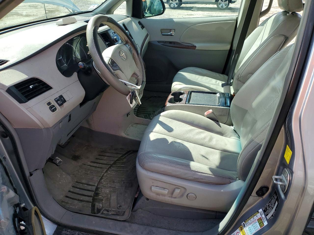 2011 TOYOTA SIENNA