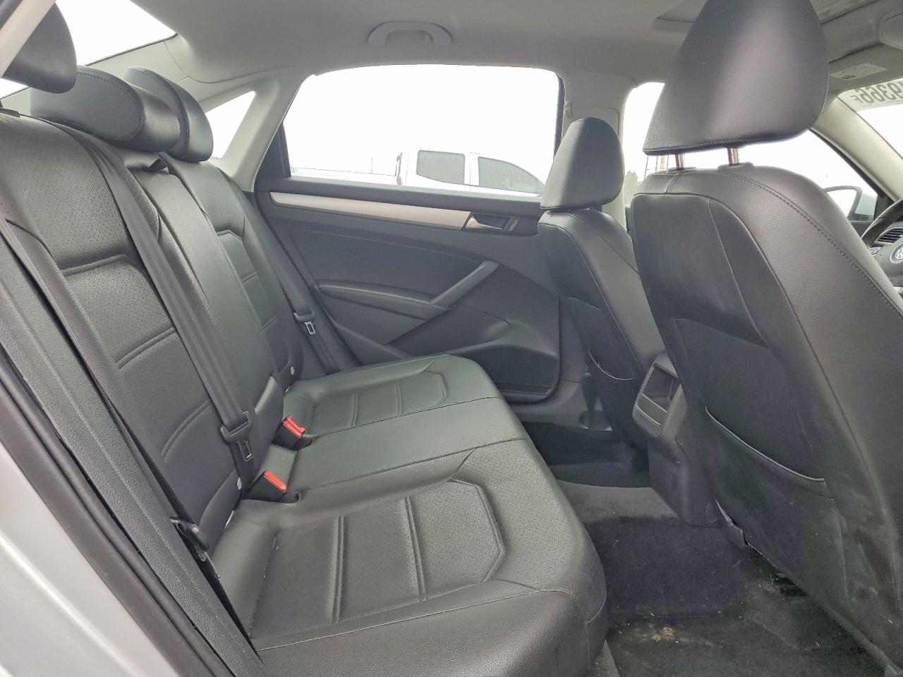 2012 VOLKSWAGEN Passat