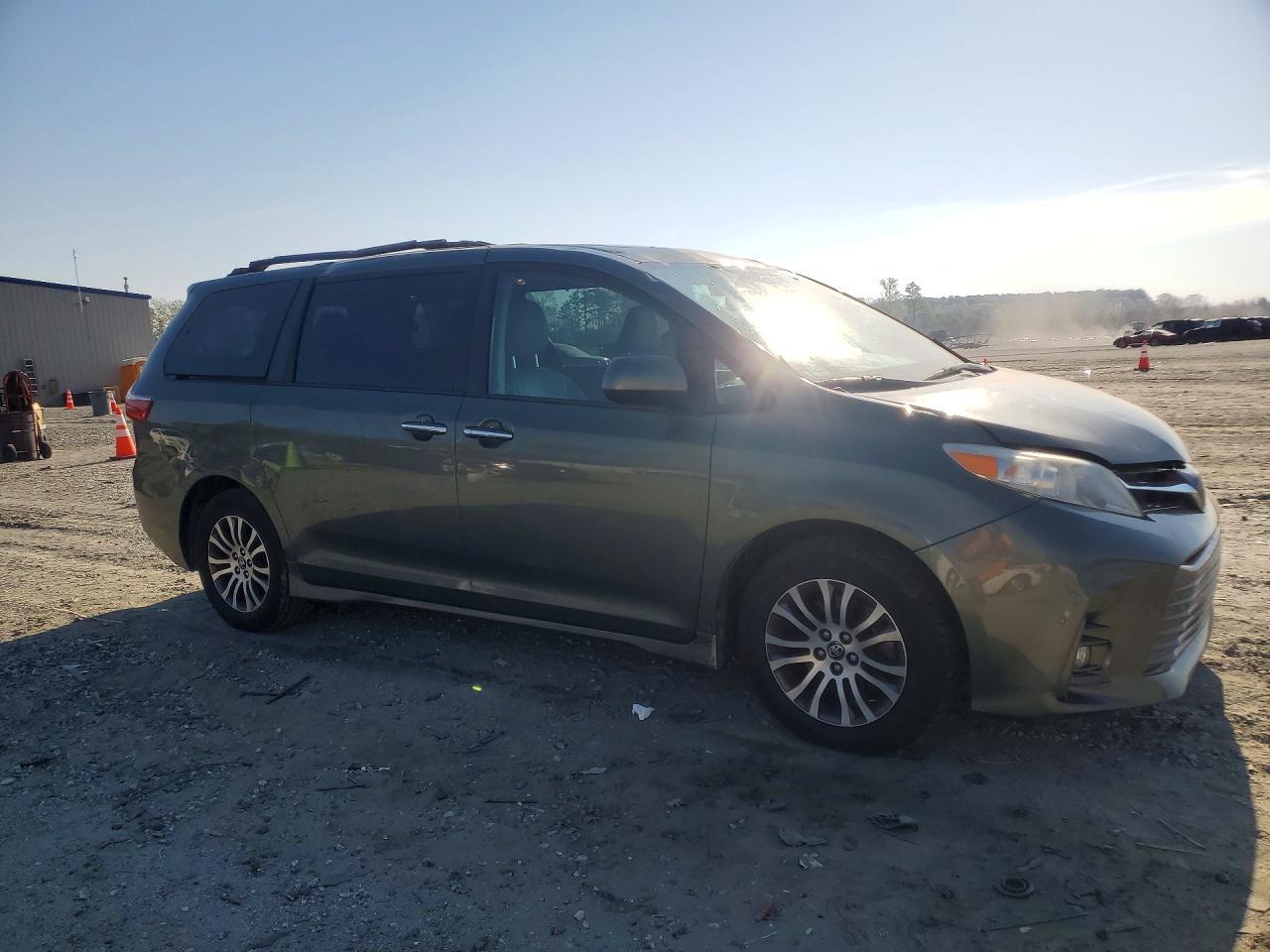 2018 TOYOTA SIENNA