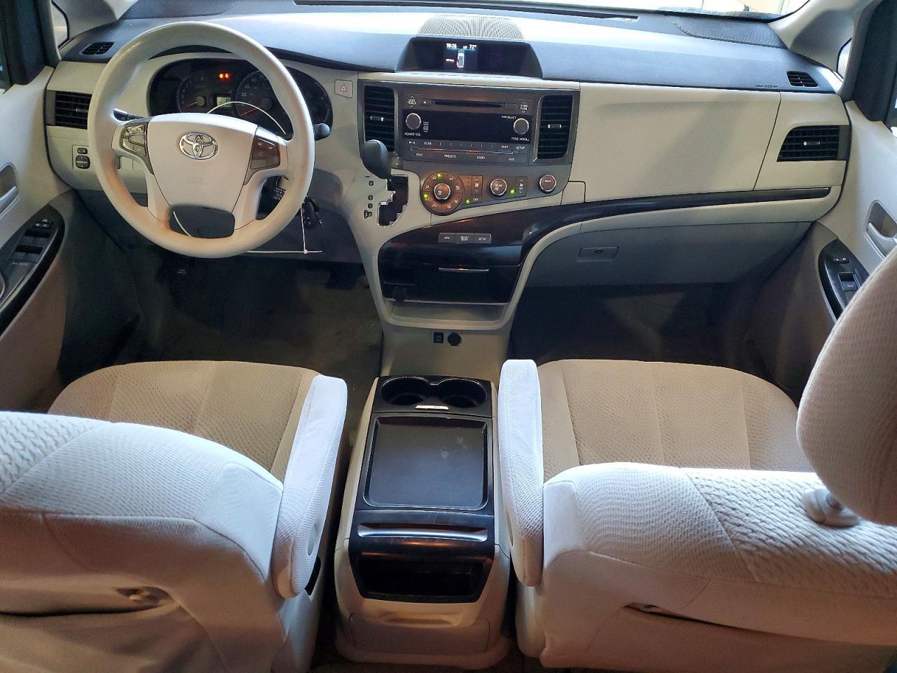 2011 TOYOTA SIENNA