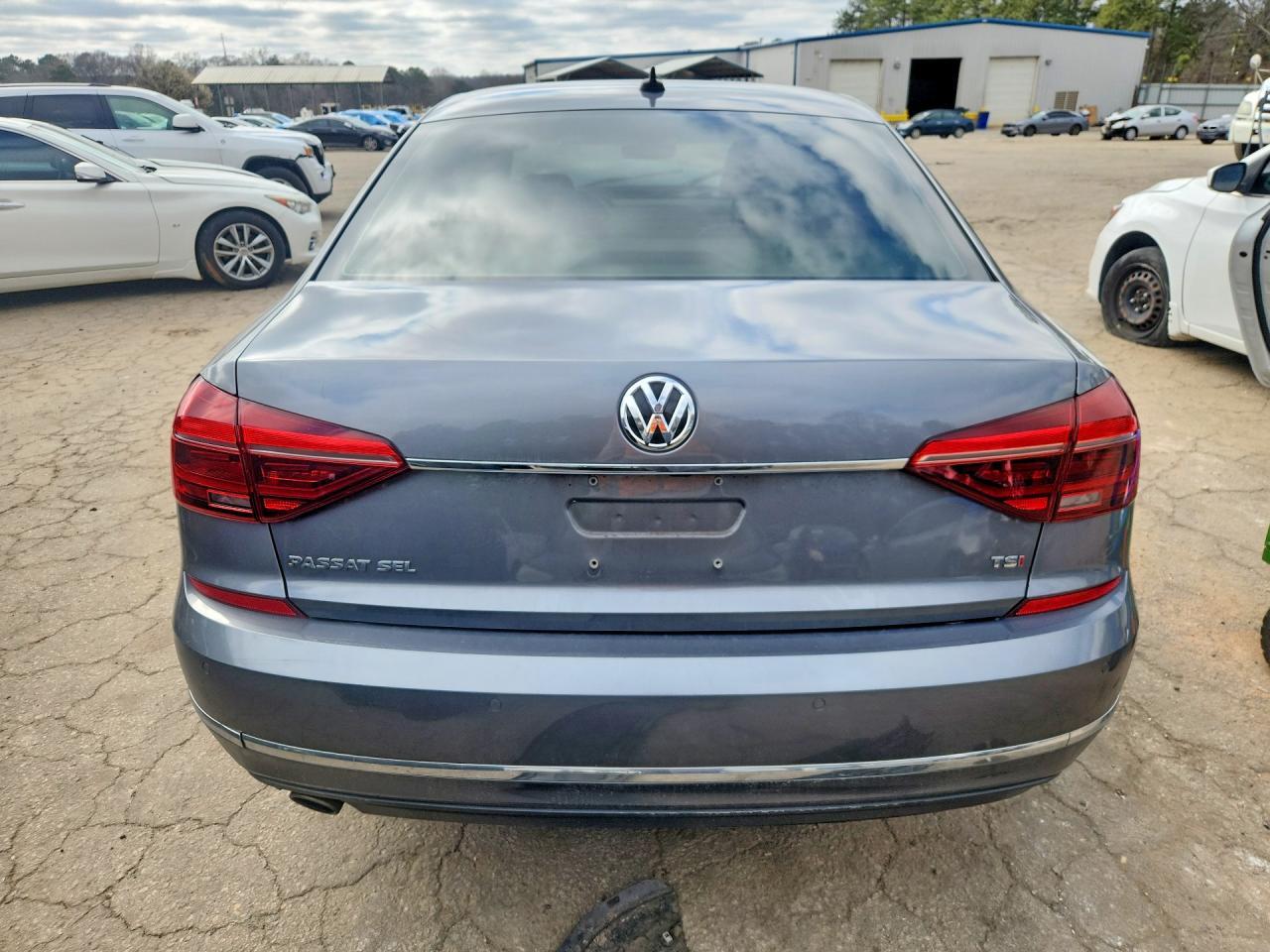 2017 VOLKSWAGEN Passat