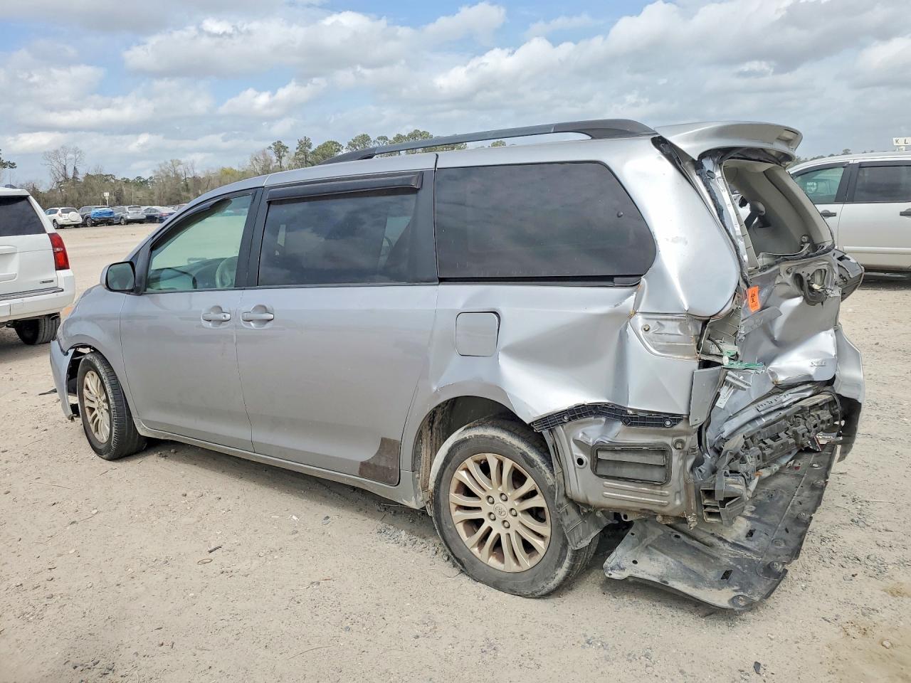 2011 TOYOTA SIENNA