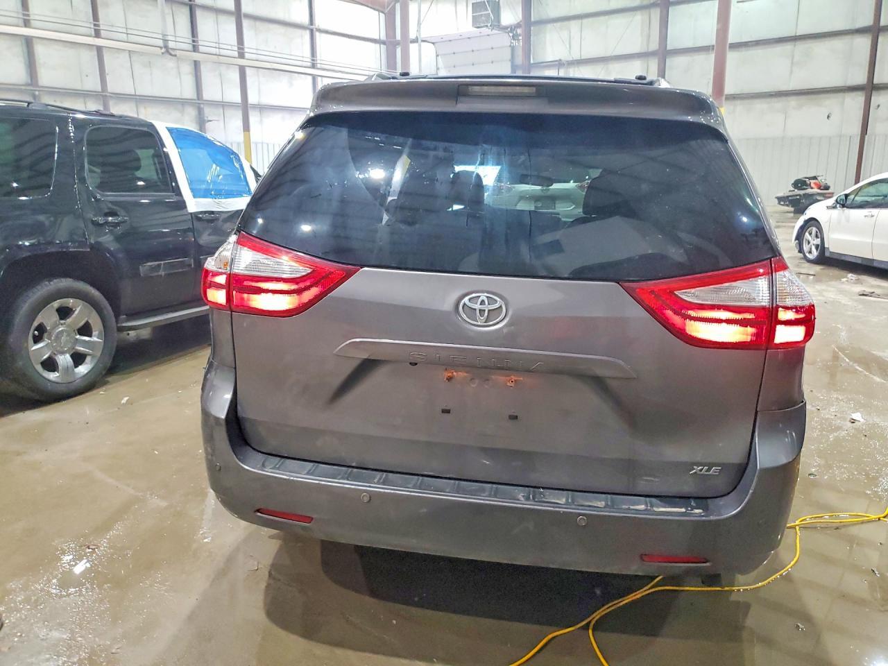 2015 TOYOTA SIENNA
