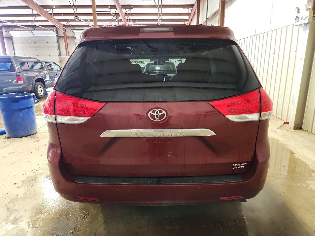 2011 TOYOTA SIENNA