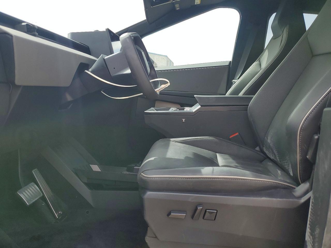 2025 TESLA Cybertruck