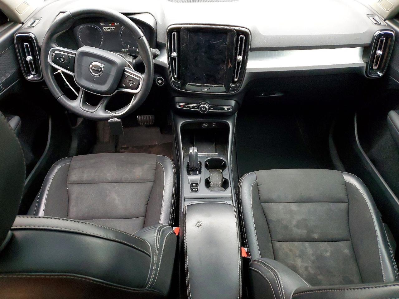 2020 VOLVO XC40