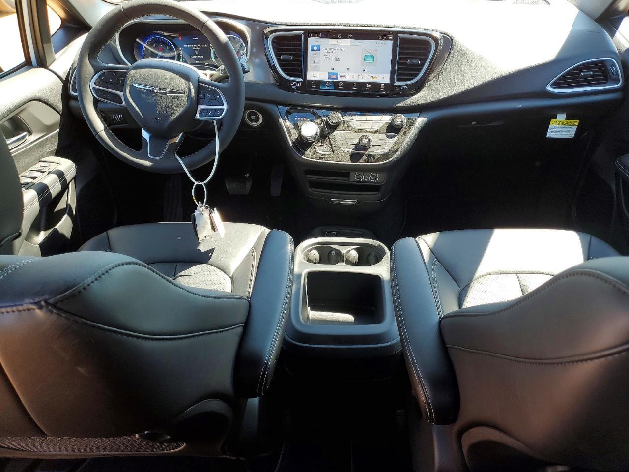 2025 CHRYSLER Voyager