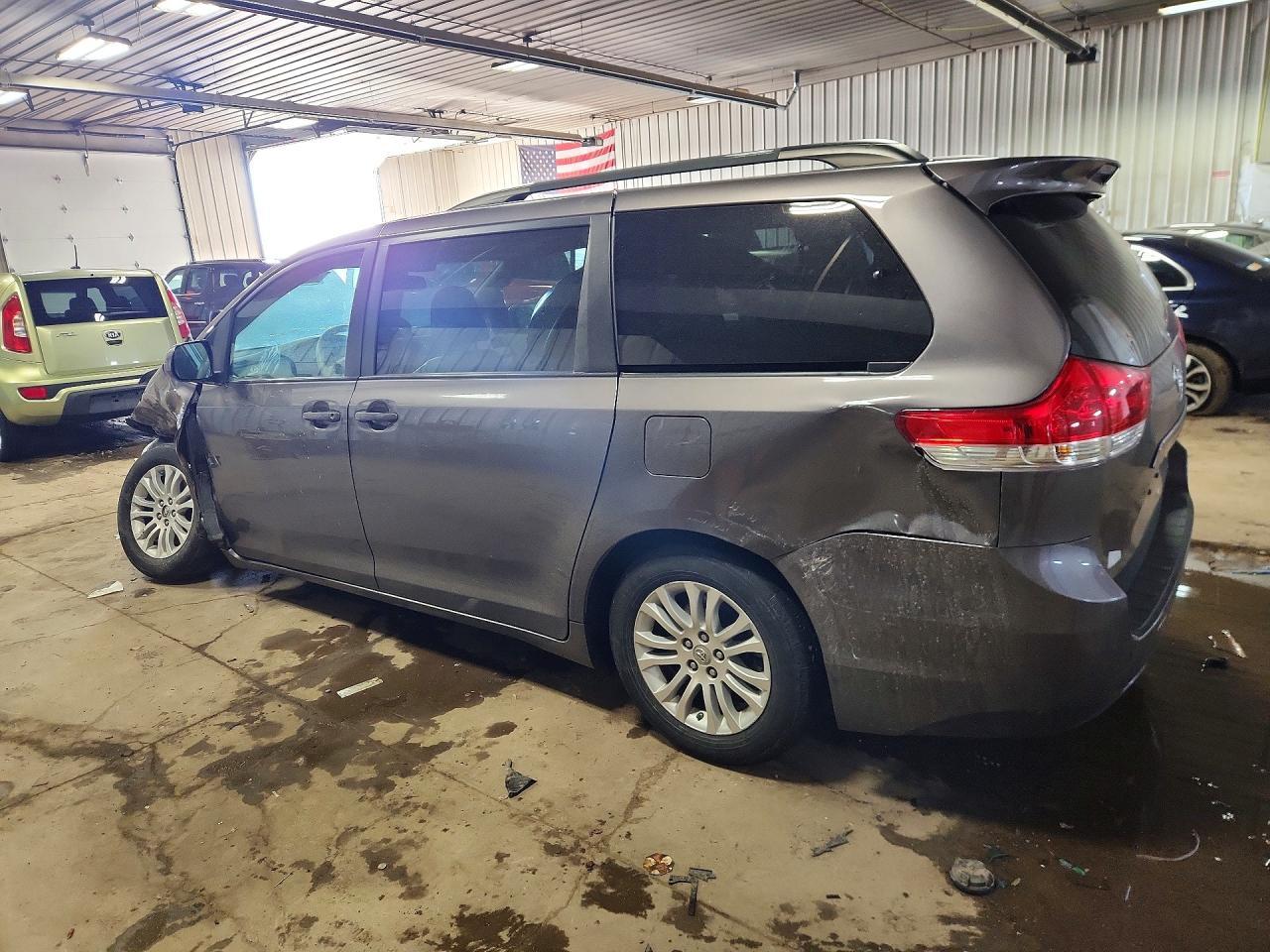 2013 TOYOTA SIENNA