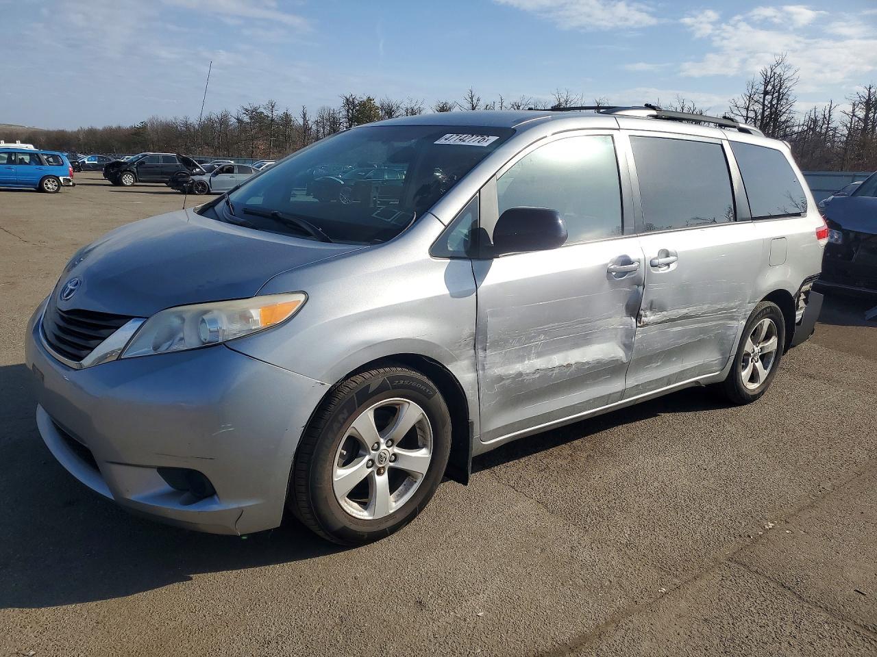 2013 TOYOTA Siena