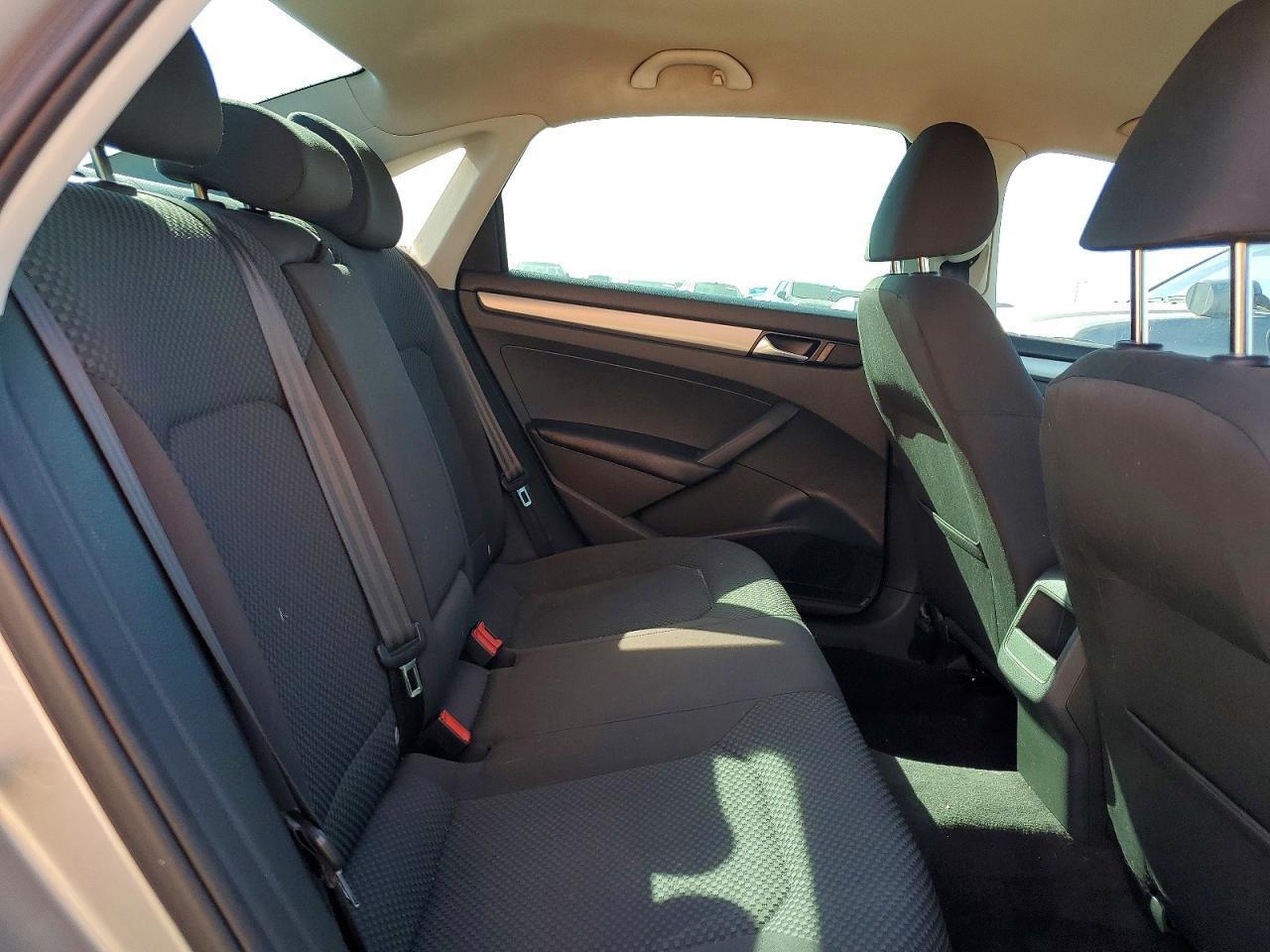 2012 VOLKSWAGEN Passat