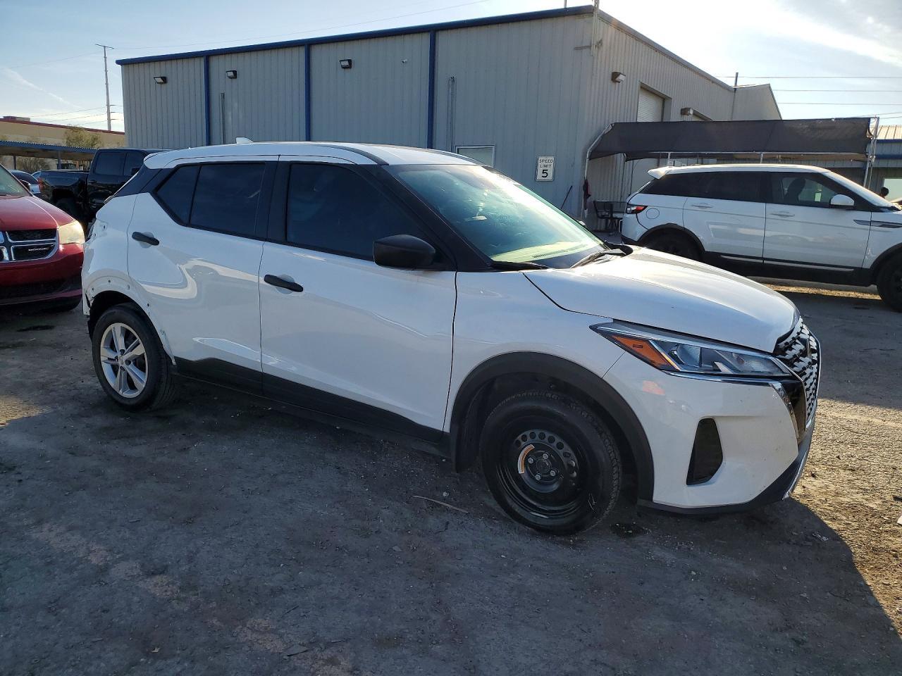 2024 NISSAN KICKS